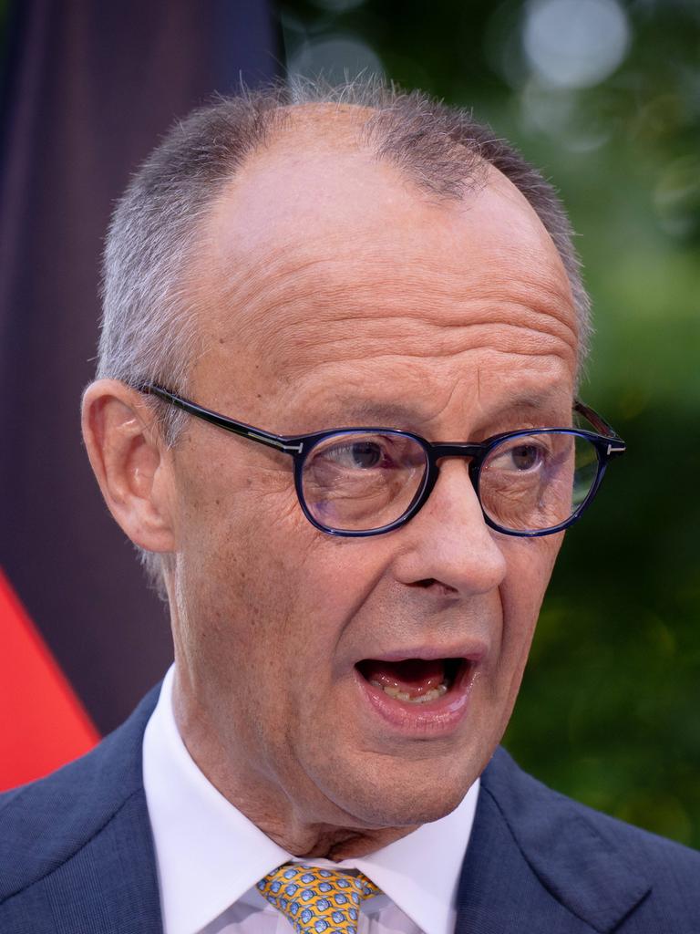 Bundeskanzler Friedrich Merz im Profil, während er spricht Bundeskanzler Friedrich Merz im Profil, während er spricht