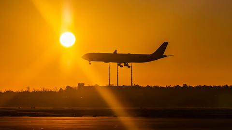 Flugzeug im Landeanflug, Flughafen Fraport in Frankfurt am Main am frühen Morgen bei Sonnenaufgang