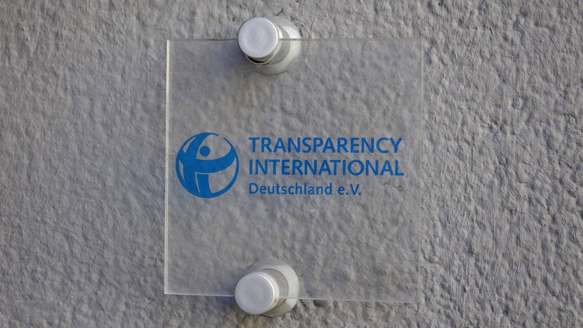 Transparency International Deutschland, Schild an einer Hauswand. 
