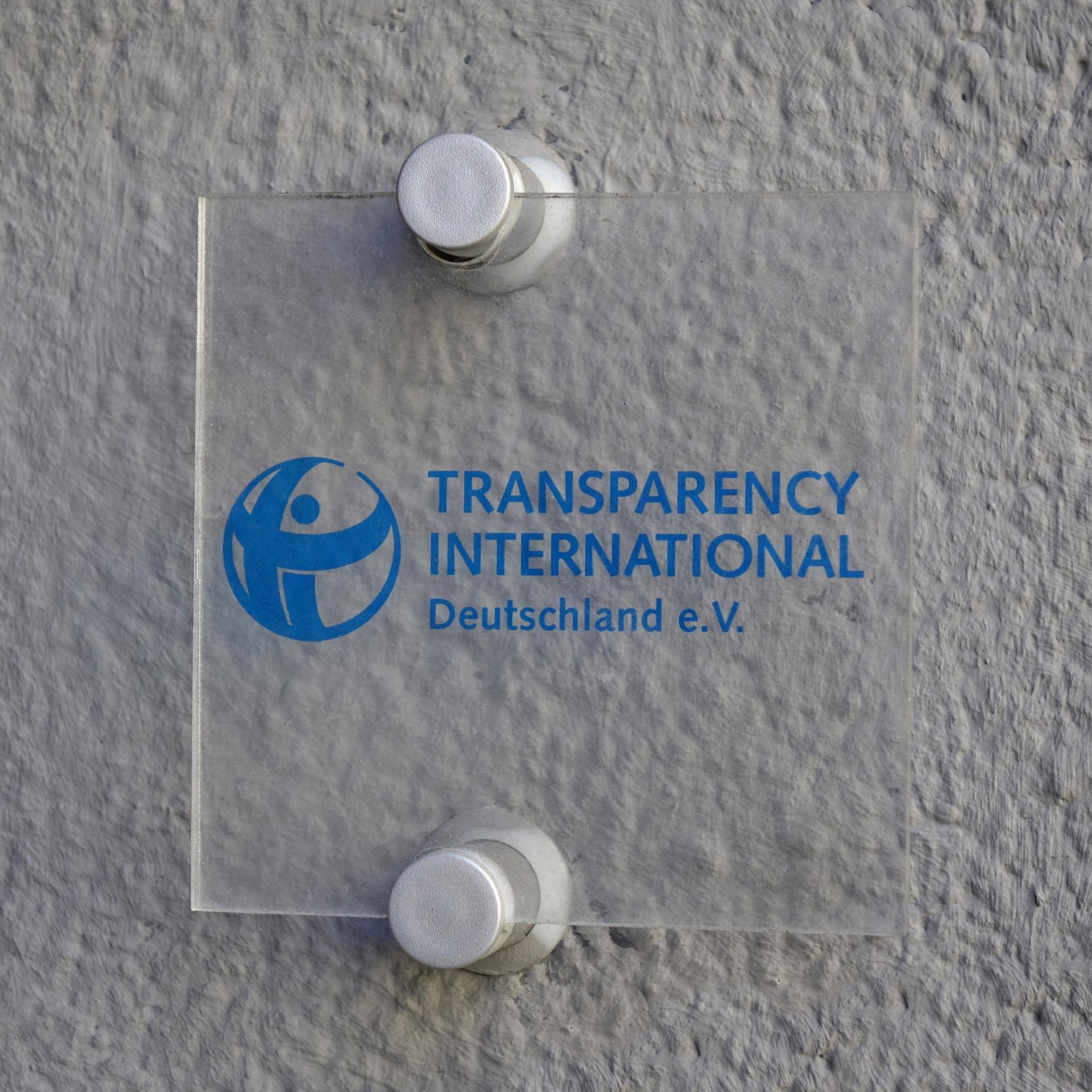 Transparency International Deutschland, Schild an einer Hauswand. 