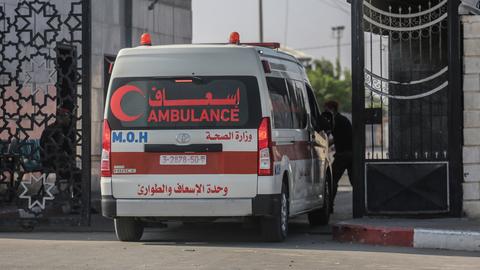 Ein palästinensischer Krankenwagen überquert den Grenzübergang zwischen Gaza und Ägypten.