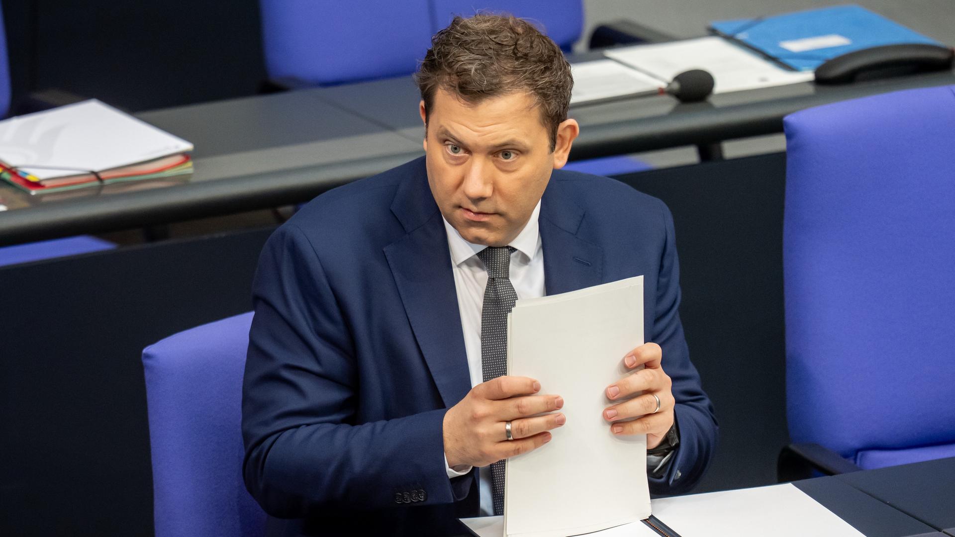 Lars Klingbeil (SPD), Bundesminister der Finanzen, spricht im Bundestag bei den Haushaltsberatungen zur Einbringung des Entwurfs für den Bundeshaushalt 2025