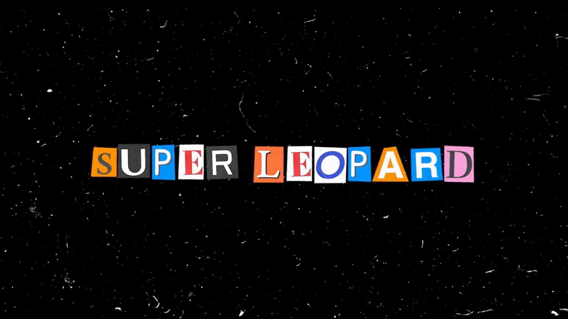 Der Screenshot zeigt einen Schriftzug, der wie aus ausgeschnittenen Zeitungsbuchstaben die Worte "Super Leopard" bildet.