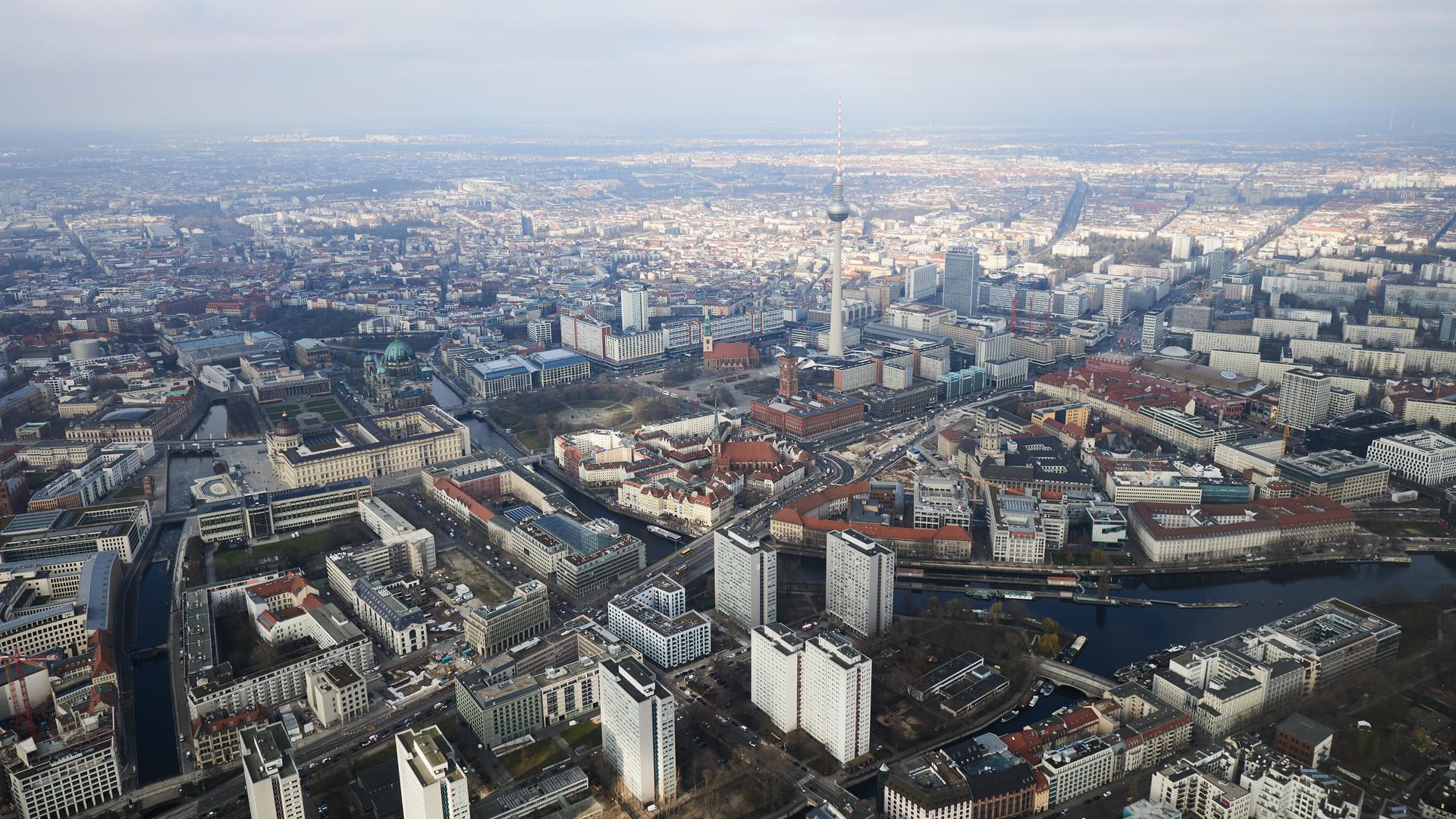 Blick aus dem Hubschrauber auf die Innenstadt mit dem Fernsehturm, dem Dom, dem Roten Rathaus, dem Park Inn Hotel und den Hochhäusern auf der Fischerinsel an der Spree.