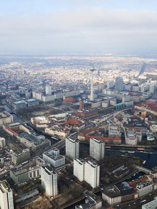 Blick aus dem Hubschrauber auf die Innenstadt mit dem Fernsehturm, dem Dom, dem Roten Rathaus, dem Park Inn Hotel und den Hochhäusern auf der Fischerinsel an der Spree.