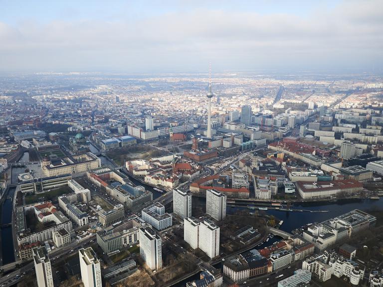 Blick aus dem Hubschrauber auf die Innenstadt mit dem Fernsehturm, dem Dom, dem Roten Rathaus, dem Park Inn Hotel und den Hochhäusern auf der Fischerinsel an der Spree.