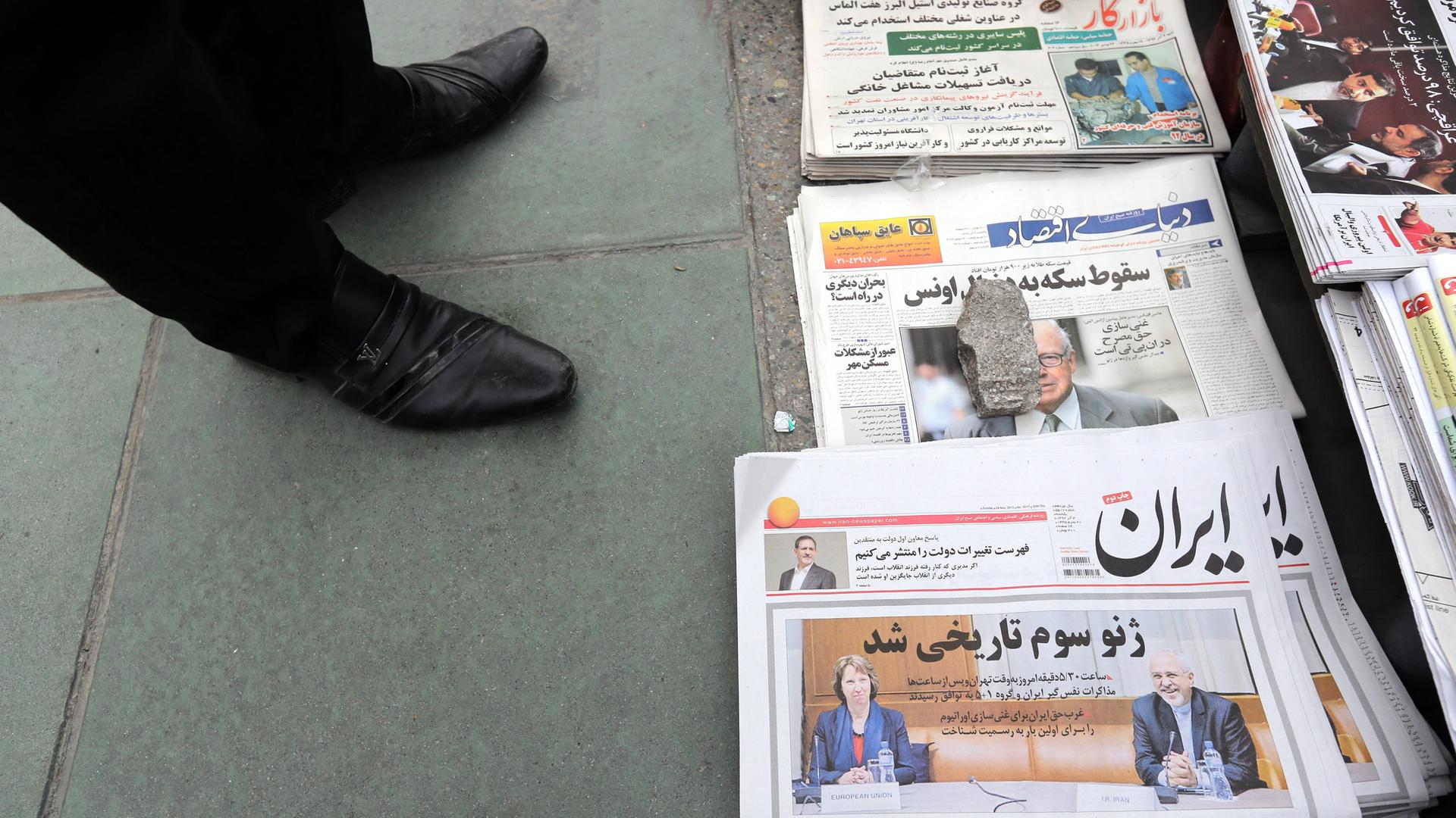 Die iranische Regierungszeitung "Iran" liegt zum Verkauf an einem Stand. Die iranische Regierungszeitung "Iran" liegt zum Verkauf an einem Stand.