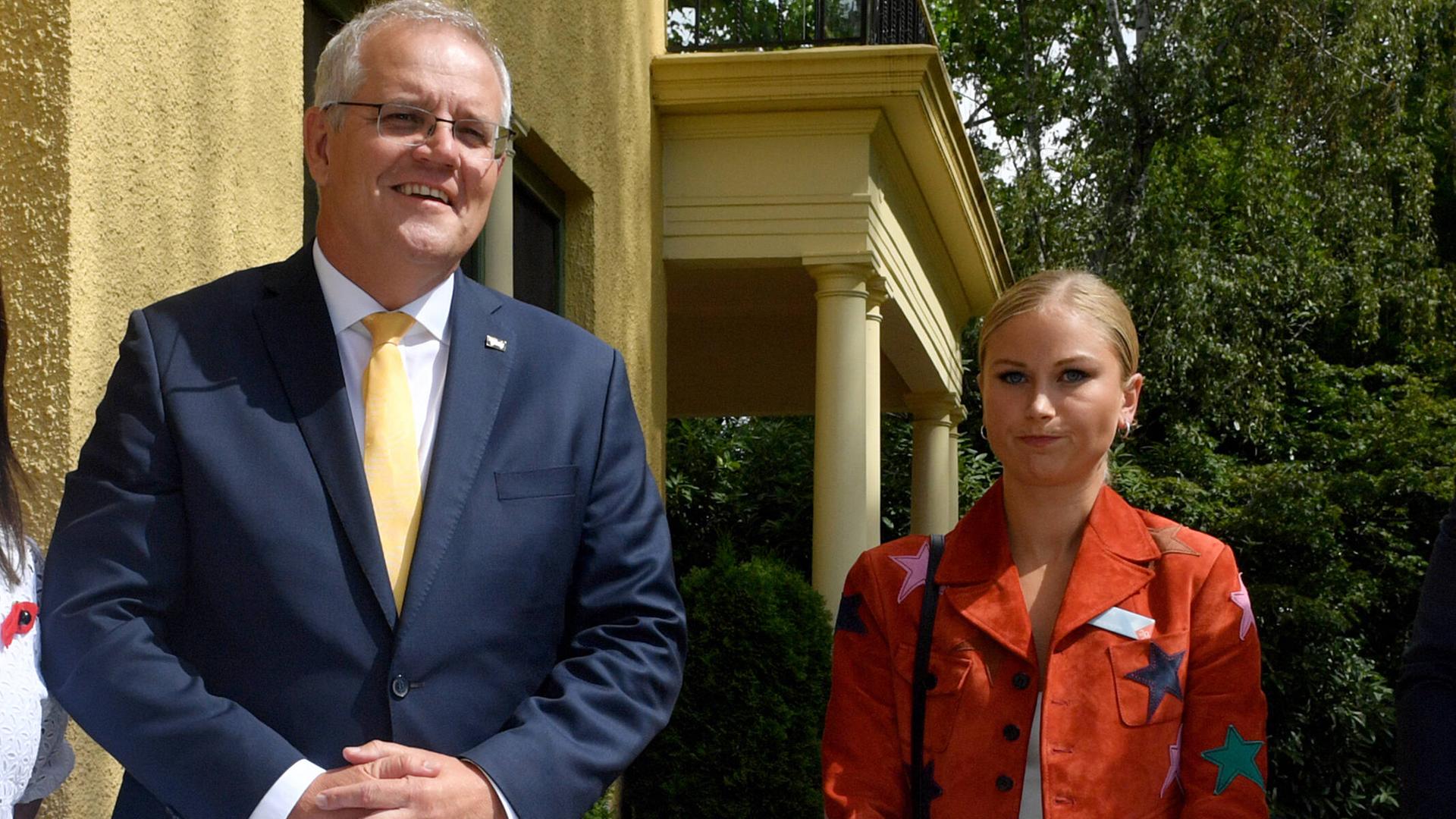 Die Aktivistin Grace Tame steht bei einem Empfang vor der Residenz des australischen Premierministers neben Scott Morrison