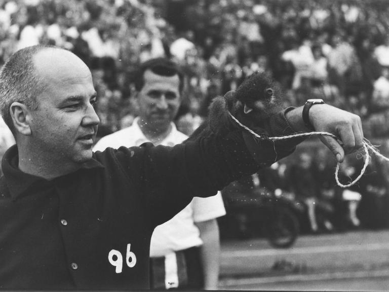 Kapuzineraffe Popo sitzt auf dem Arm eines Mitarbeiters von Hannover 96.