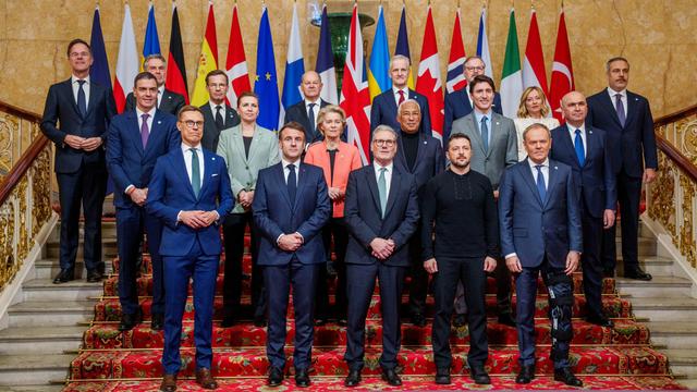 Europäische Staatsführer stehen auf einer Treppe zum gemeinsamen Foto. Im Hintergrund sind die Flaggen der teilnehmenden Staaten zu sehen