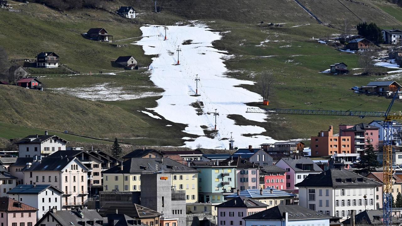 Ein Bügellift in der Schweiz. Viel Schnee liegt auf der Piste nicht und Skifahren dürfte schwierig werden. (Symbolbild)