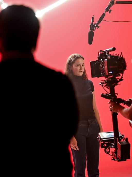 Die Schauspielerin Lea van Acken steht bei den Dreharbeiten für einen Kurzfilm vor der Kamera.