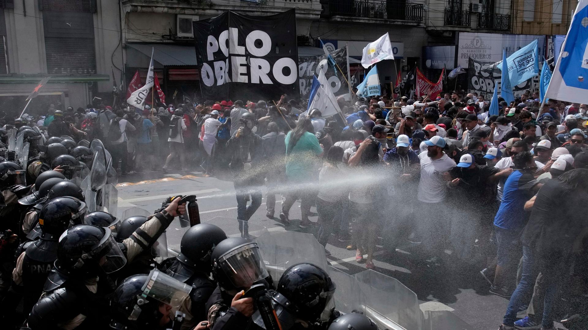 Zusammenstöße bei Protesten gegen soziale Kürzungen in der argentinischen Hauptstadt Buenos Aires