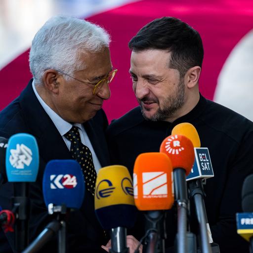 Antonio Costa (l), der Präsident des Europäischen Rates, und der ukrainische Präsident Wolodymyr Selenskyj sprechen vor dem EU-Gipfel am Sitz des Europäischen Rates mit der Presse und lächeln.