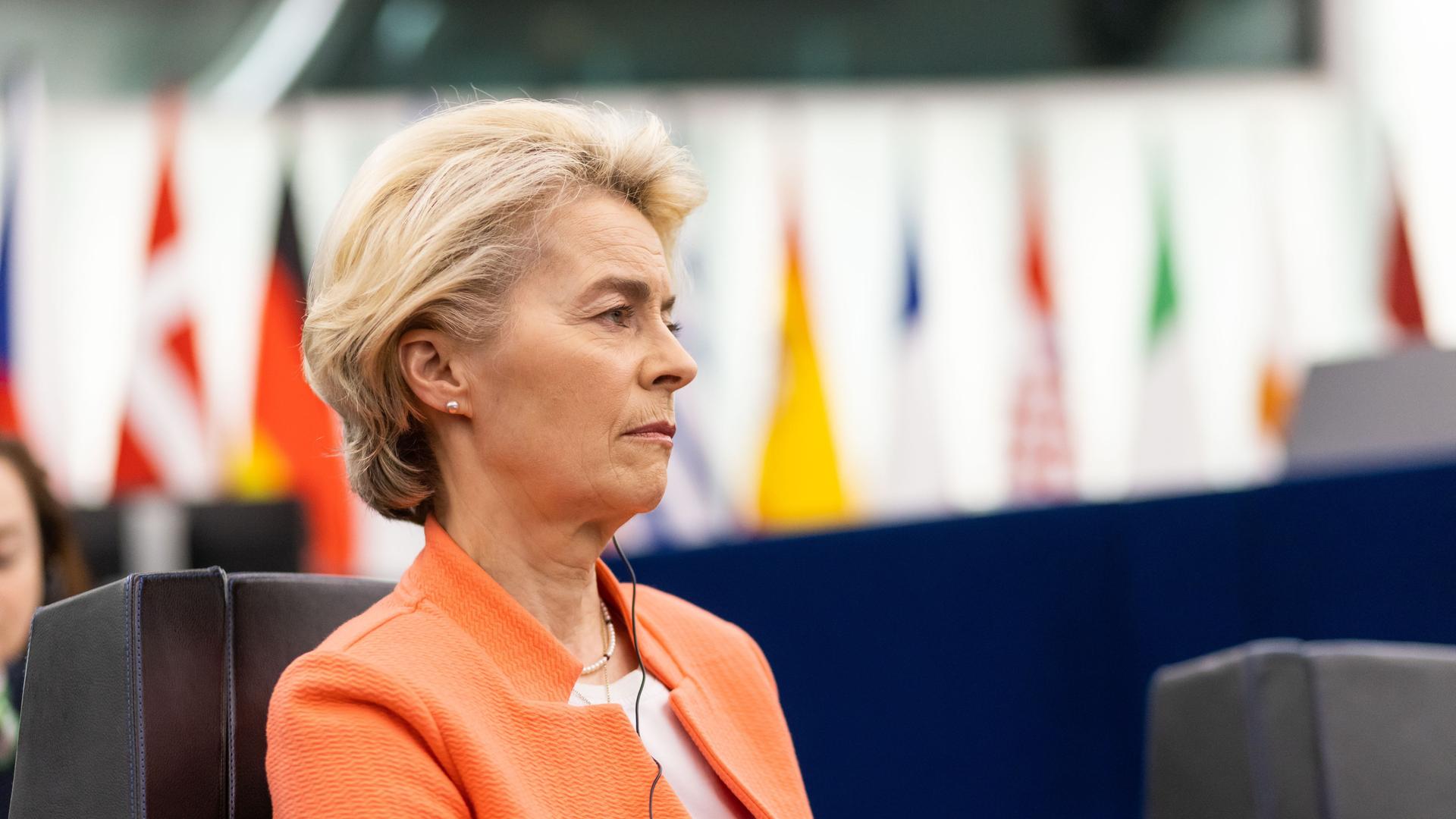 Ursula von der Leyen (CDU), Präsidentin der Europäischen Kommission, sitzt im Gebäude des Europäischen Parlaments.