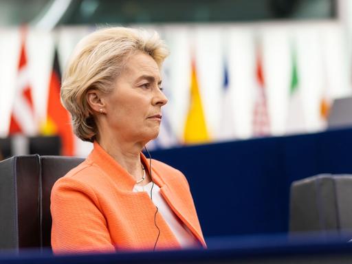 Ursula von der Leyen (CDU), Präsidentin der Europäischen Kommission, sitzt im Gebäude des Europäischen Parlaments