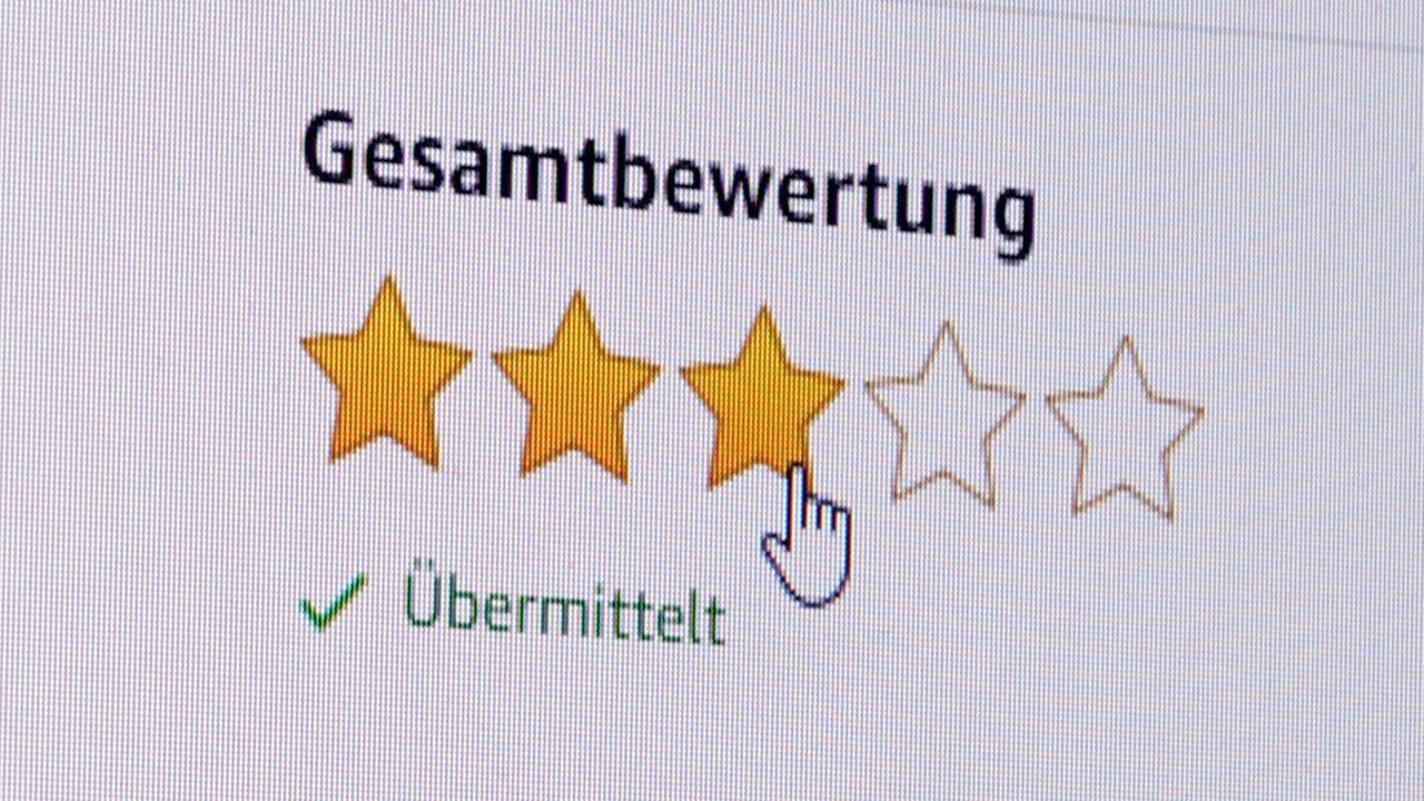 Ein Internetnutzer vergibt auf einer Online-Plattform eine Bewertung. Ein Internetnutzer vergibt auf einer Online-Plattform eine Bewertung.