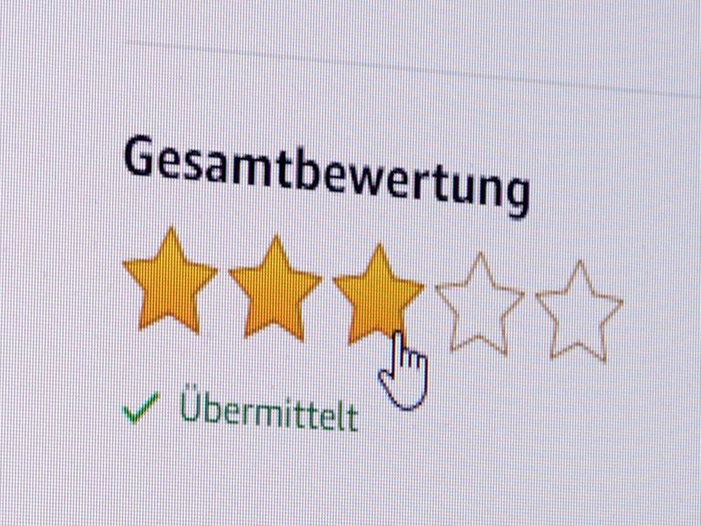 Ein Internetnutzer vergibt auf einer Online-Plattform eine Bewertung.