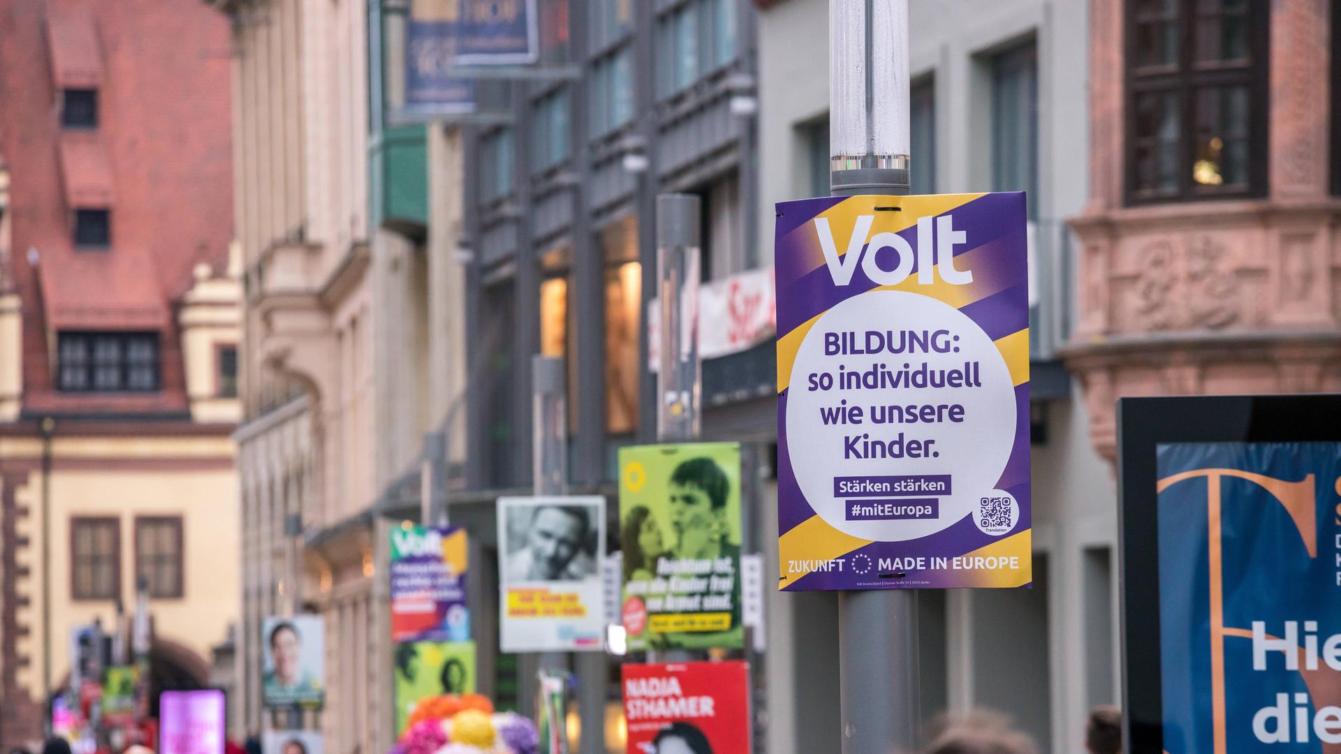 Wahlplakate hängen in der Leipziger Innenstadt, ganz vorne ein Plakat der Partei Volt. (Leipzig, 2021)