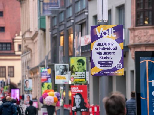 Wahlplakate hängen in der Leipziger Innenstadt, ganz vorne ein Plakat der Partei Volt. (Leipzig, 2021)