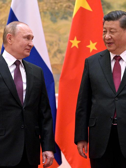 Die Staatschefs von Russland und China, Wladimir Putin und Xi Jinping (v.l.), während eines Treffens in Peking (aufgenommen am 4. Februar 2022) 