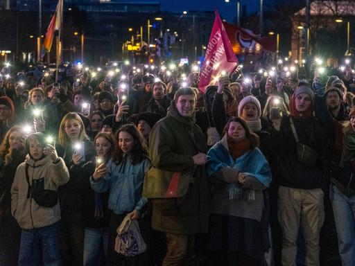 Demonstration gegen Rechtsradikalismus von Seiten der Zivilgesellschaft in Leipzig. Zu sehen sind viele Menschen, die mit ihren Mobiltelefonen eine Art Lichterkette machen.