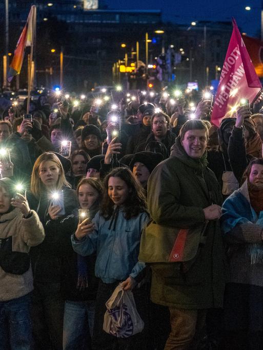 Demonstration gegen Rechtsradikalismus von Seiten der Zivilgesellschaft in Leipzig. Zu sehen sind viele Menschen, die mit ihren Mobiltelefonen eine Art Lichterkette machen.