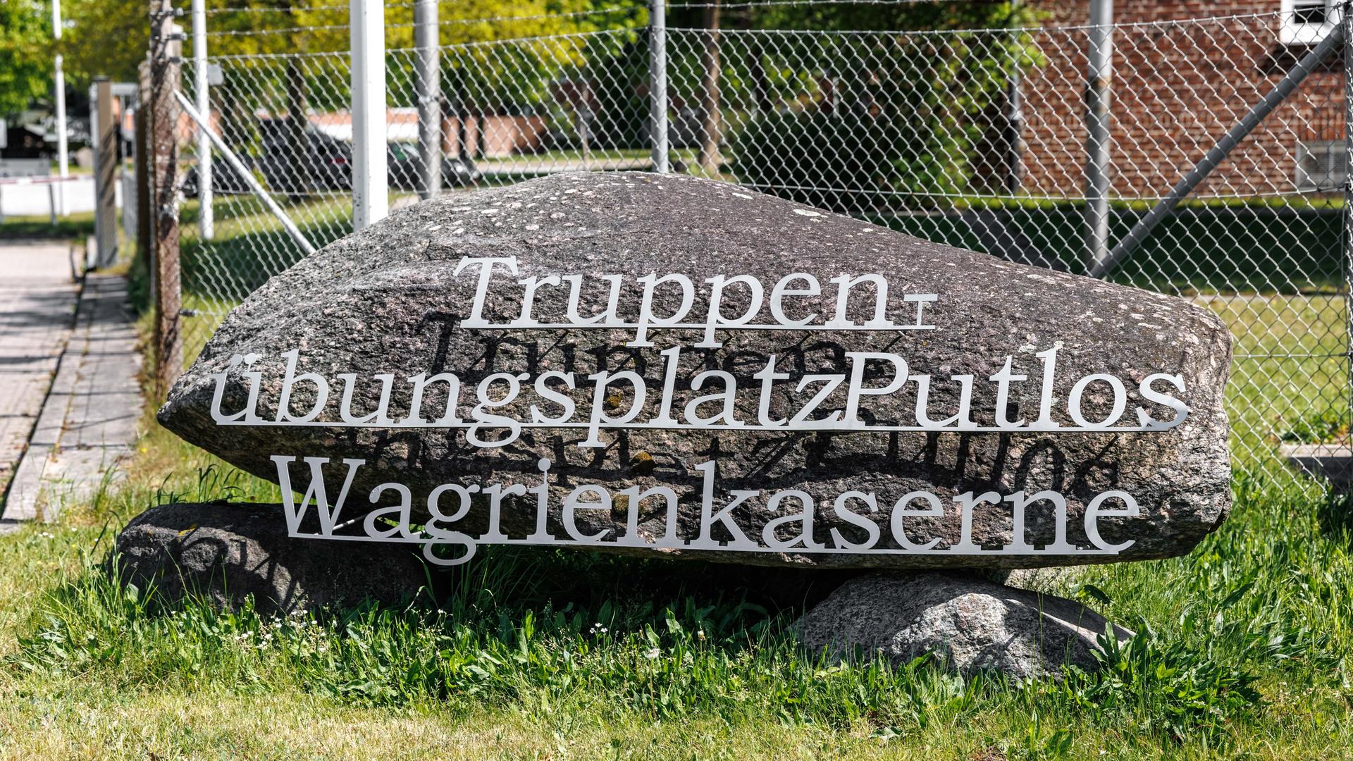 Blick auf den Eingangsbereich zur Wagrienkaserne und zum Truppenübungsplatz Putlos, wo ein Bundespolizist beim Schießtraining tödlich verletzt wurde.