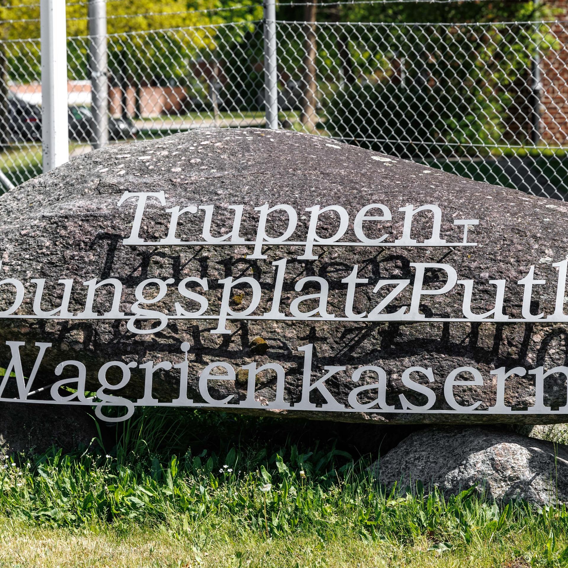 Blick auf den Eingangsbereich zur Wagrienkaserne und zum Truppenübungsplatz Putlos, wo ein Bundespolizist beim Schießtraining tödlich verletzt wurde.
