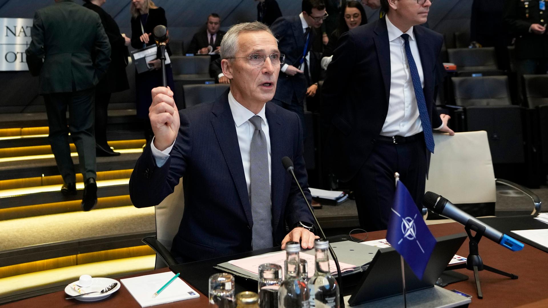 Brüssel: NATO-Generalsekretär Jens Stoltenberg schlägt einen Hammer, um den Beginn einer Sitzung des Nordatlantikrats im NATO-Hauptquartier in Brüssel zu signalisieren. Brüssel: NATO-Generalsekretär Jens Stoltenberg schlägt einen Hammer, um den Beginn einer Sitzung des Nordatlantikrats im NATO-Hauptquartier in Brüssel zu signalisieren.