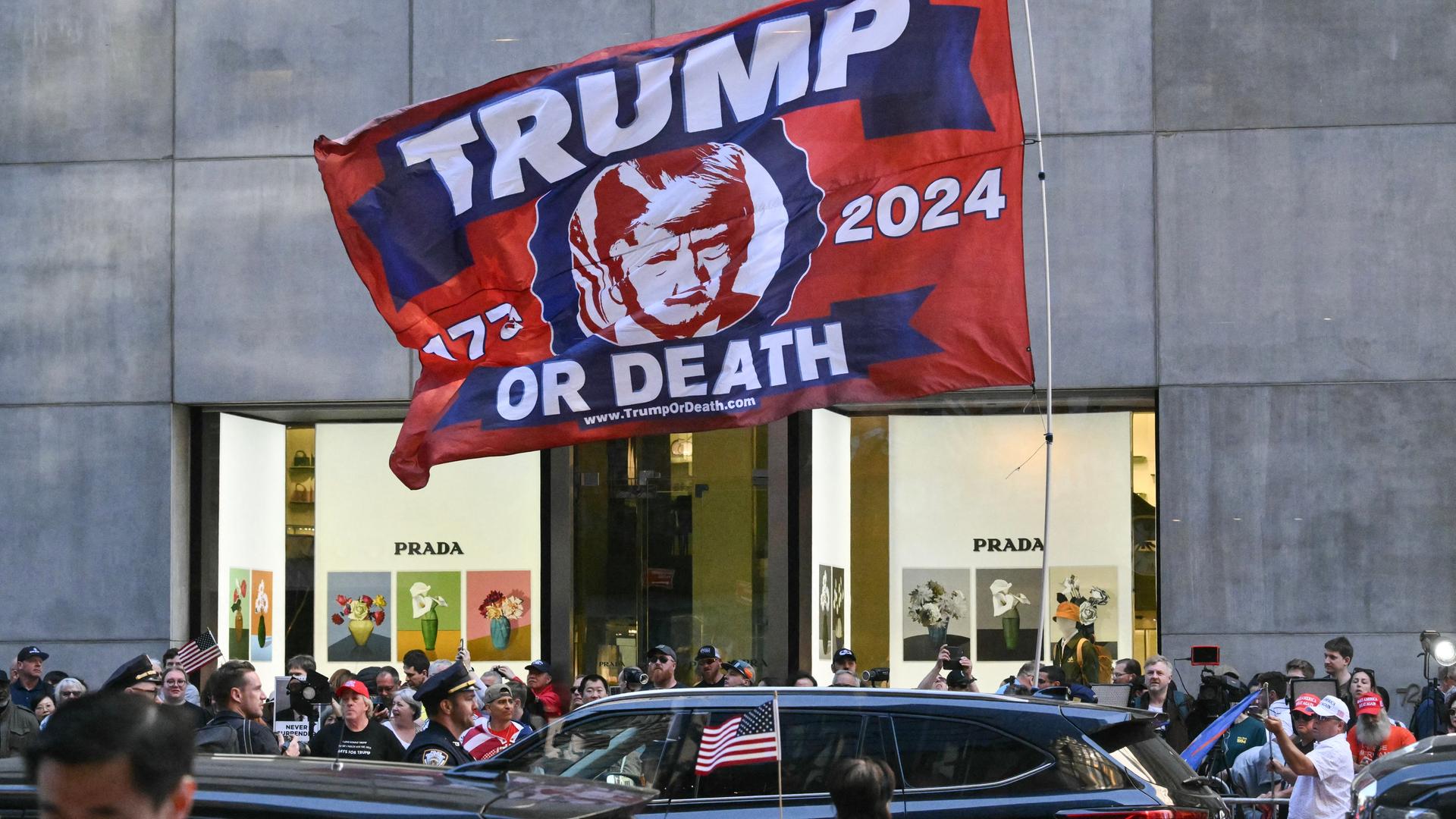 Eine Flagge mit der Aufschrift "Trump or death" - also "Trump oder Tod" gegenüber vom Trump Tower, wo der Ex-Präsident eine Pressekonferenz gehalten hatte. 