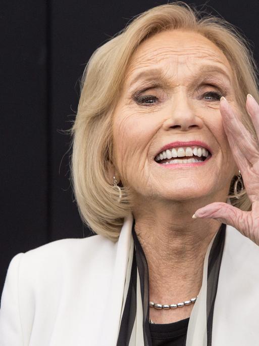 Die US-amerikanische Schauspielerin Eva Marie Saint bei ihrer Ankunft zur Weltpremiere von "Winter's Tale" im Ziegfeld Theater in New York. Die US-amerikanische Schauspielerin Eva Marie Saint bei ihrer Ankunft zur Weltpremiere von "Winter's Tale" im Ziegfeld Theater in New York.