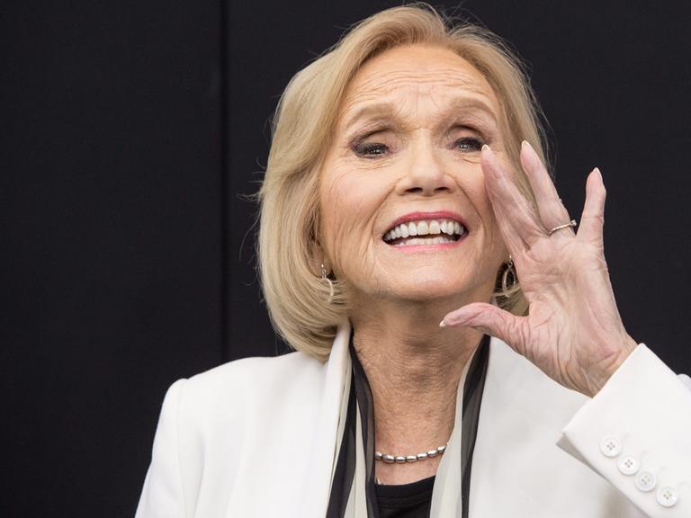 Die US-amerikanische Schauspielerin Eva Marie Saint bei ihrer Ankunft zur Weltpremiere von "Winter's Tale" im Ziegfeld Theater in New York. Die US-amerikanische Schauspielerin Eva Marie Saint bei ihrer Ankunft zur Weltpremiere von "Winter's Tale" im Ziegfeld Theater in New York.