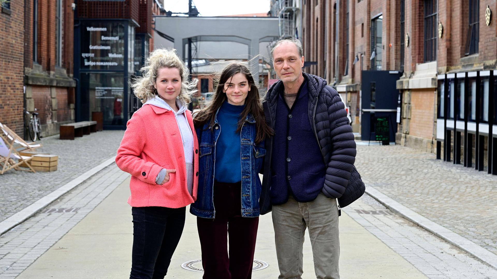 Cornelia Gröschel, Emilie Neumeister und Martin Brambach beim Fototermin am Set des ARD-Krimis Tatort Cornelia Gröschel, Emilie Neumeister und Martin Brambach beim Fototermin am Set des ARD-Krimis Tatort
