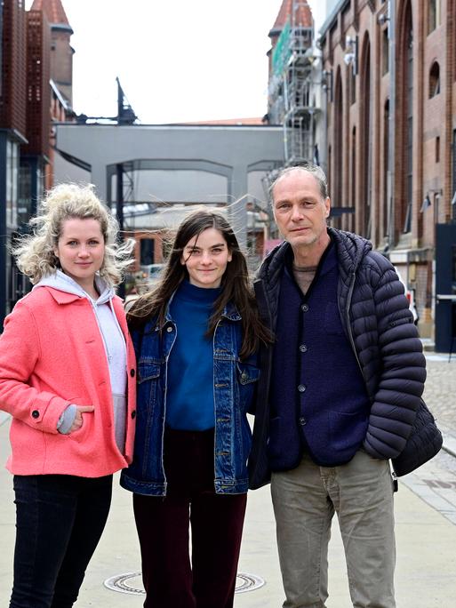 Cornelia Gröschel, Emilie Neumeister und Martin Brambach beim Fototermin am Set des ARD-Krimis Tatort