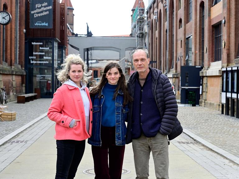Cornelia Gröschel, Emilie Neumeister und Martin Brambach beim Fototermin am Set des ARD-Krimis Tatort