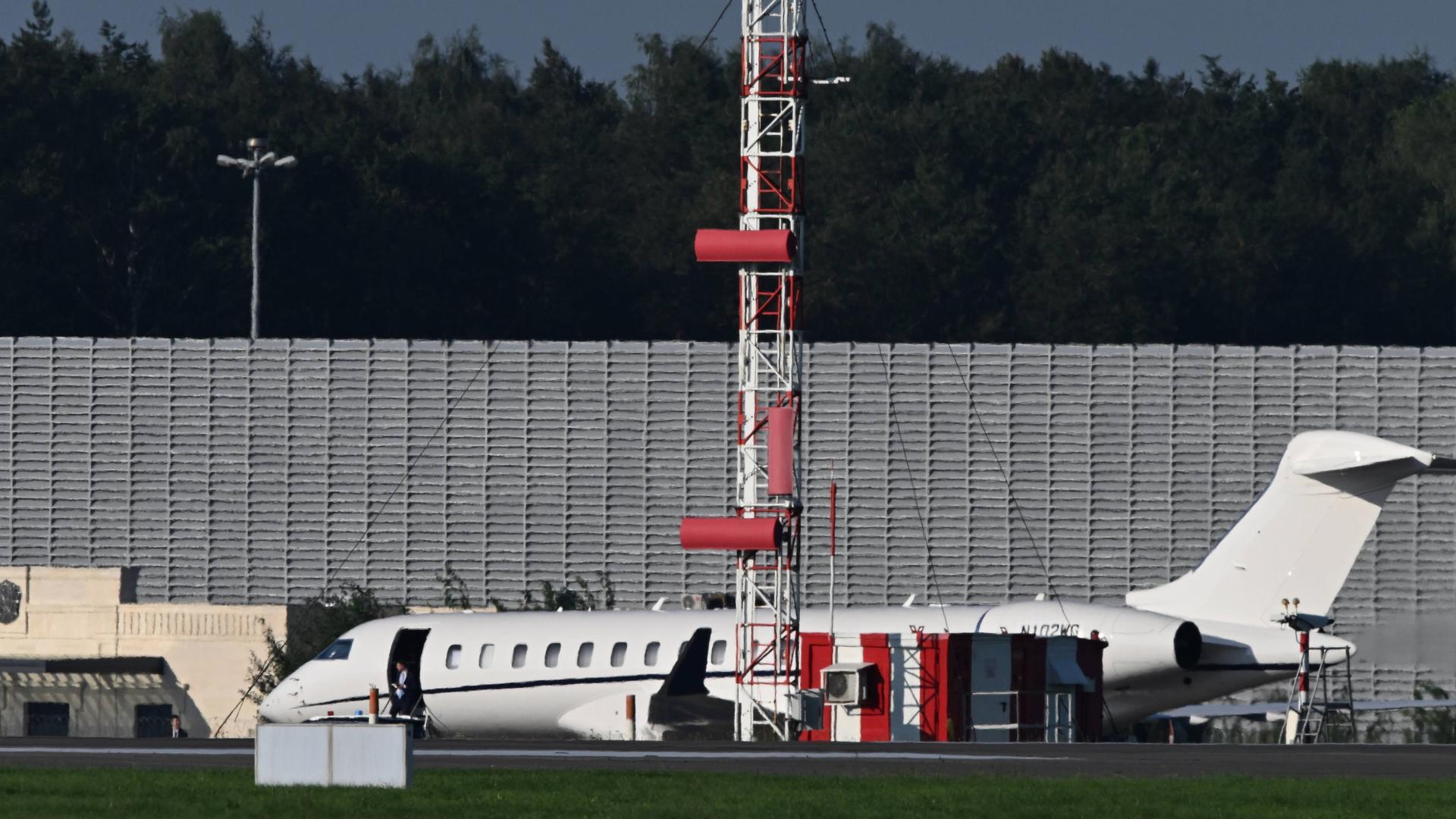 Eine amerikanische Maschine ist auf dem Flughafen in Moskau gelandet. Man sieht einen Mann aussteigen.