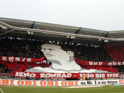 Die Fans des 1. FC Nürnberg gedenken dem Juden Jenö Konrad mit einer Choerographie.