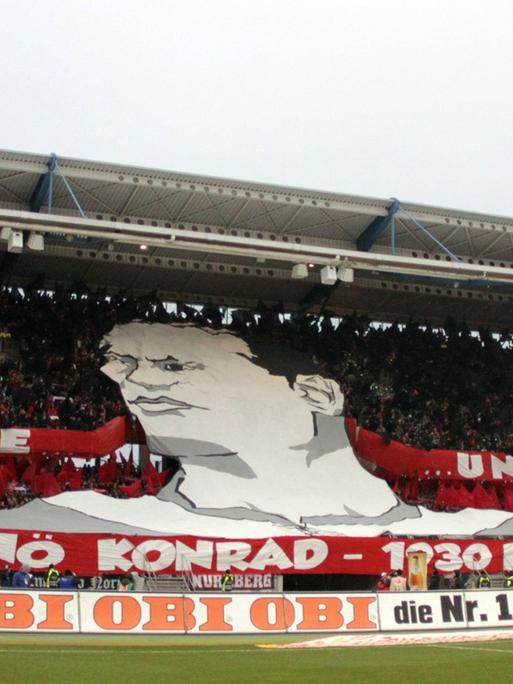 Die Fans des 1. FC Nürnberg gedenken dem Juden Jenö Konrad mit einer Choerographie.