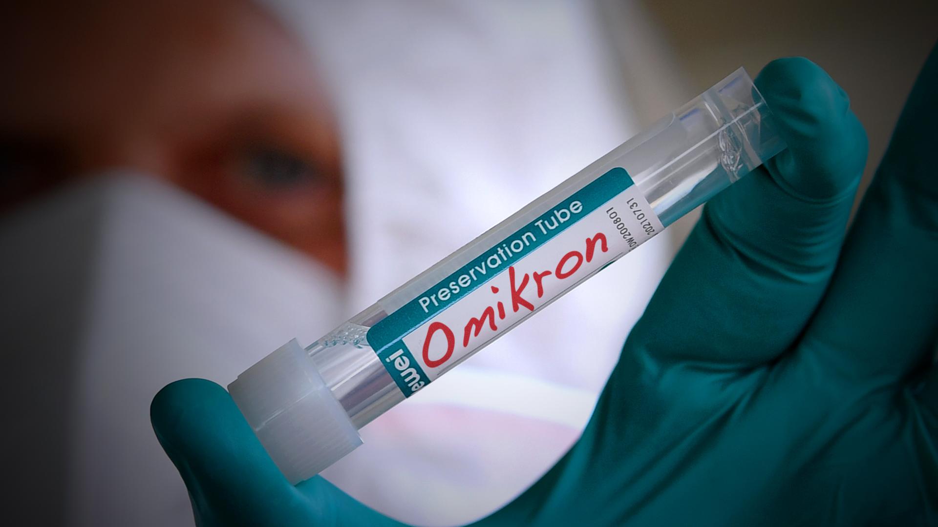 Ein Symbolbild zeigt ein Probenröhrchen eines Covid-19-Antigen-Schnelltests 
