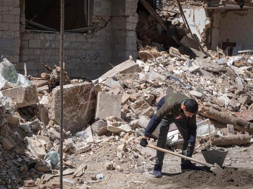 Ein iranischer Freiwilliger räumt Schutt in einem zerstörten Gebäude in der Stadt Karaj weg. Ein iranischer Freiwilliger räumt Schutt in einem zerstörten Gebäude in der Stadt Karaj weg.