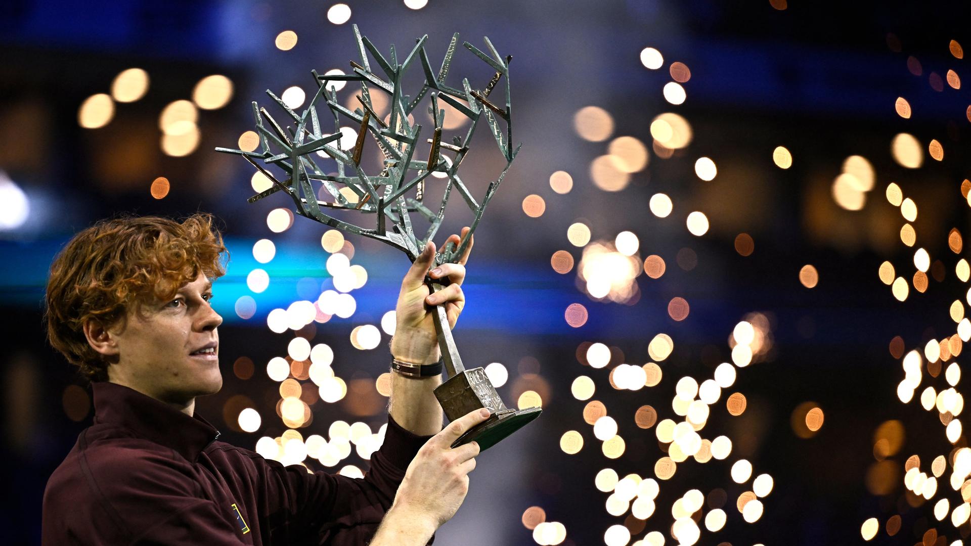 Der Italiener Jannik Sinner feiert mit einem Pokal seinen Sieg beim Tennis ATP Masters-Turnier in Paris.