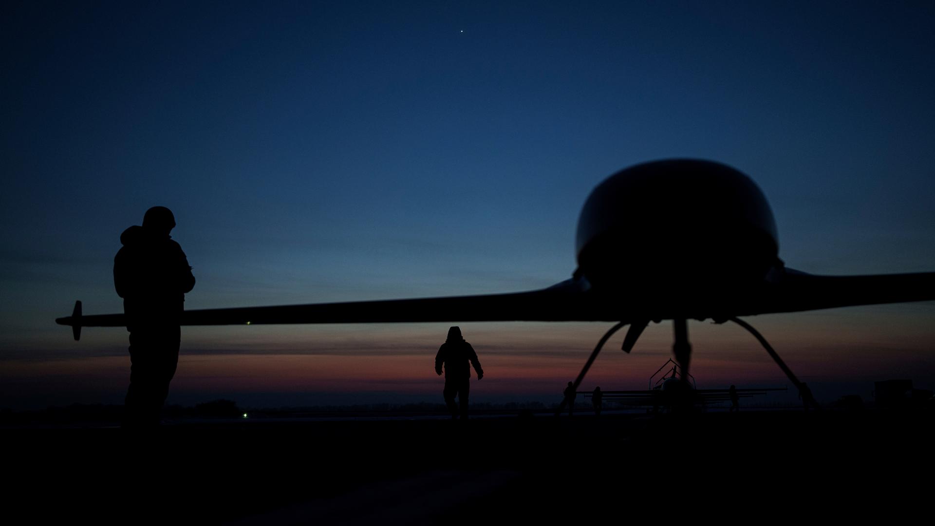 Ukrainische Soldaten bereiten den Start einer Langstreckendrohne an einem ungenannten Ort vor. Ukrainische Soldaten bereiten den Start einer Langstreckendrohne an einem ungenannten Ort vor.