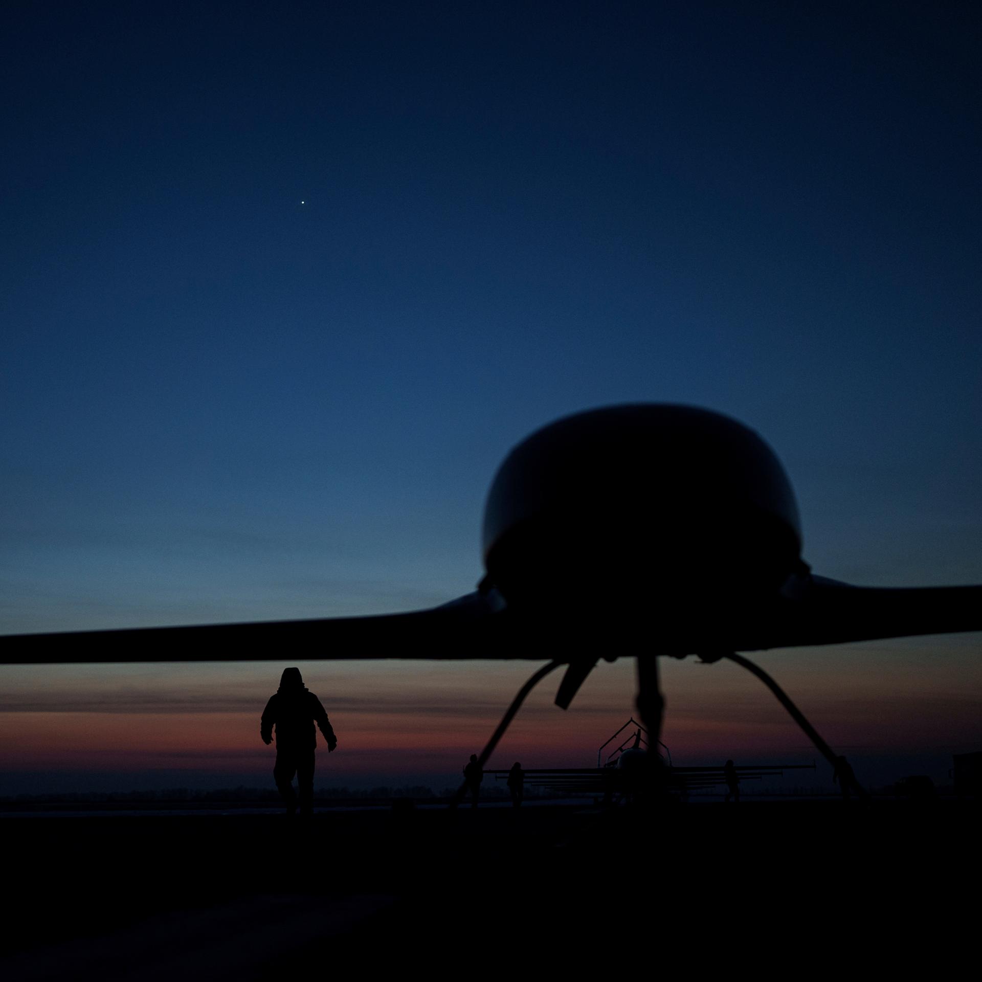 Ukrainische Soldaten bereiten den Start einer Langstreckendrohne an einem ungenannten Ort vor. 