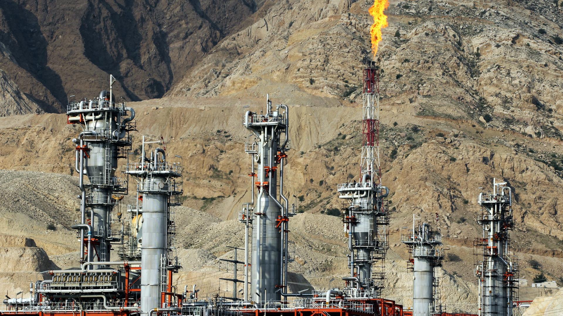  Eine Flamme brennt am Turm einer Anlage auf dem South Pars Gas Feld im Iran.
