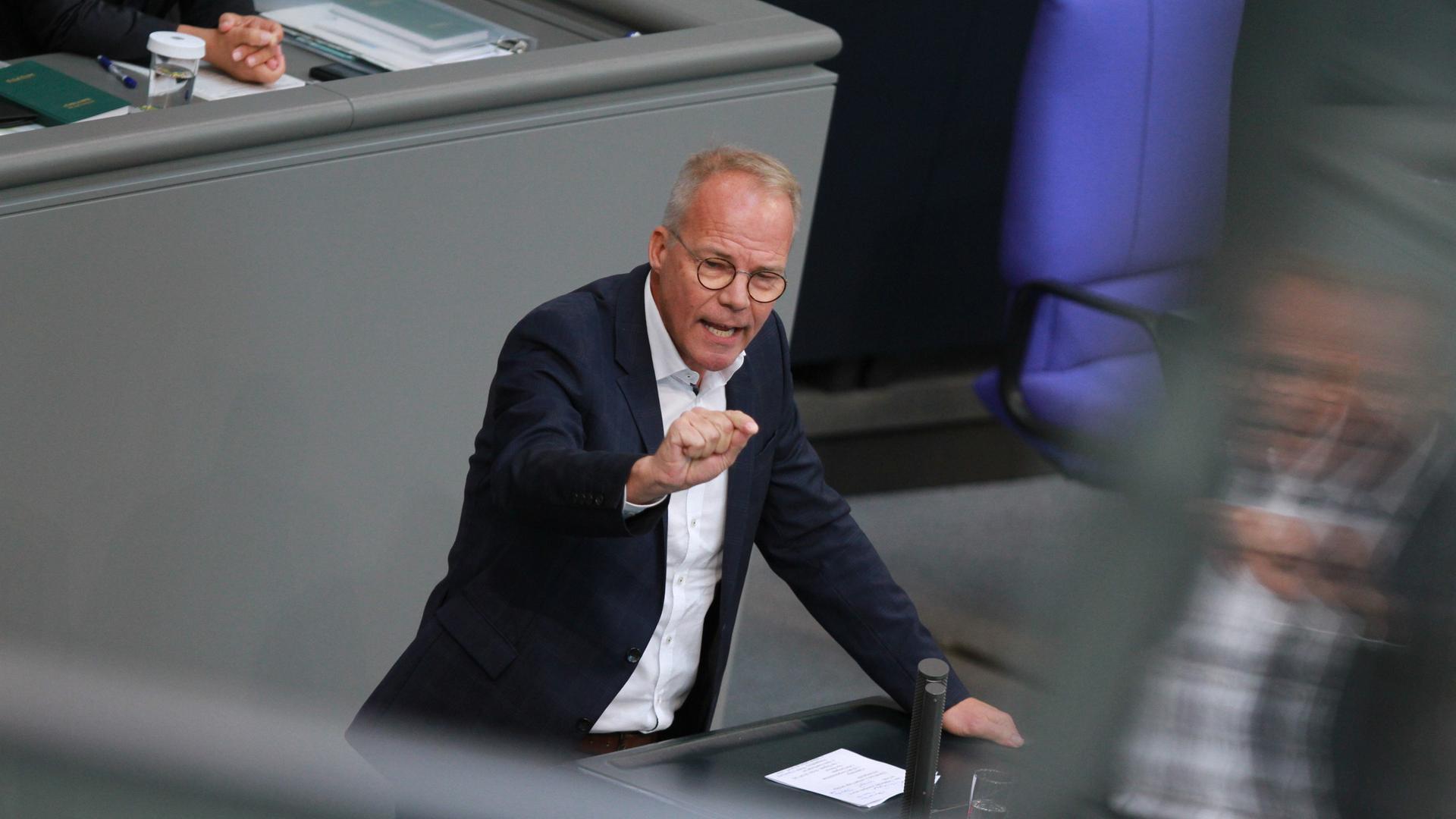 SPD-Fraktionsvize Matthias Miersch steht am Rednerpult im Bundestag, spricht und gestikuliert. 