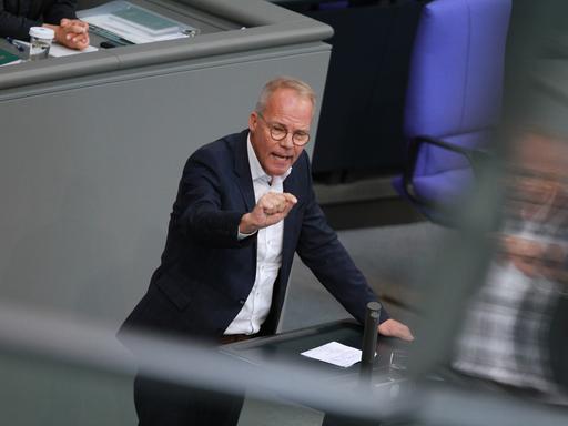 SPD-Fraktionsvize Matthias Miersch steht am Rednerpult im Bundestag, spricht und gestikuliert. 