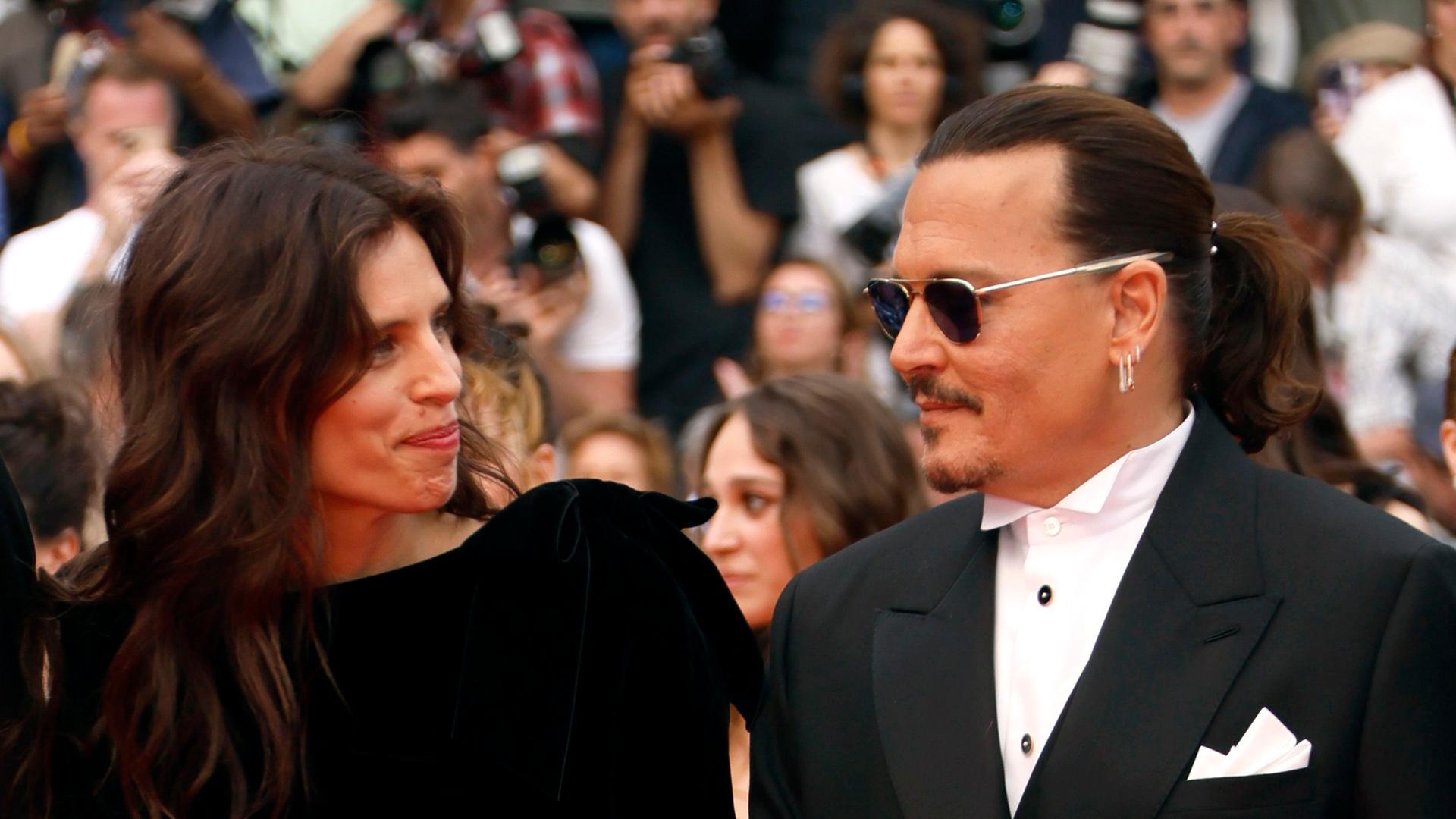 Frankreich, Cannes: Maiwenn, Schauspielerin und Regisseurin aus Frankreich, und Johnny Depp, Schauspieler aus den USA, kommen zur Eröffnungsfeier und zur Premiere des Films "Jeanne du Barry" bei den 76. Internationalen Filmfestspielen in Cannes. Frankreich, Cannes: Maiwenn, Schauspielerin und Regisseurin aus Frankreich, und Johnny Depp, Schauspieler aus den USA, kommen zur Eröffnungsfeier und zur Premiere des Films "Jeanne du Barry" bei den 76. Internationalen Filmfestspielen in Cannes.
