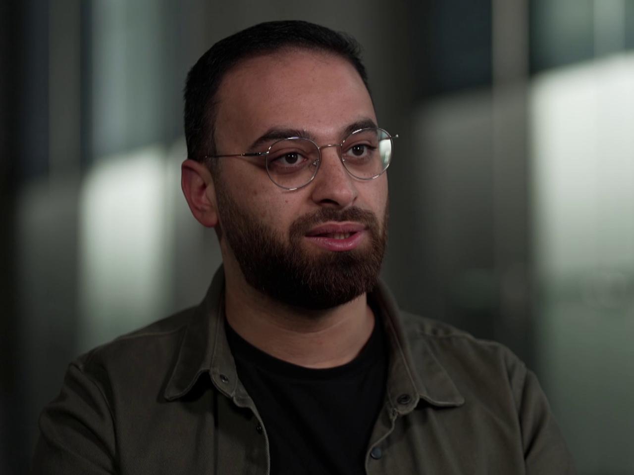 Adam Khalifi, Betroffener des Brandanschlags auf eine Geflüchtetenunterkunft am 18. Januar 1996, im Porträt.