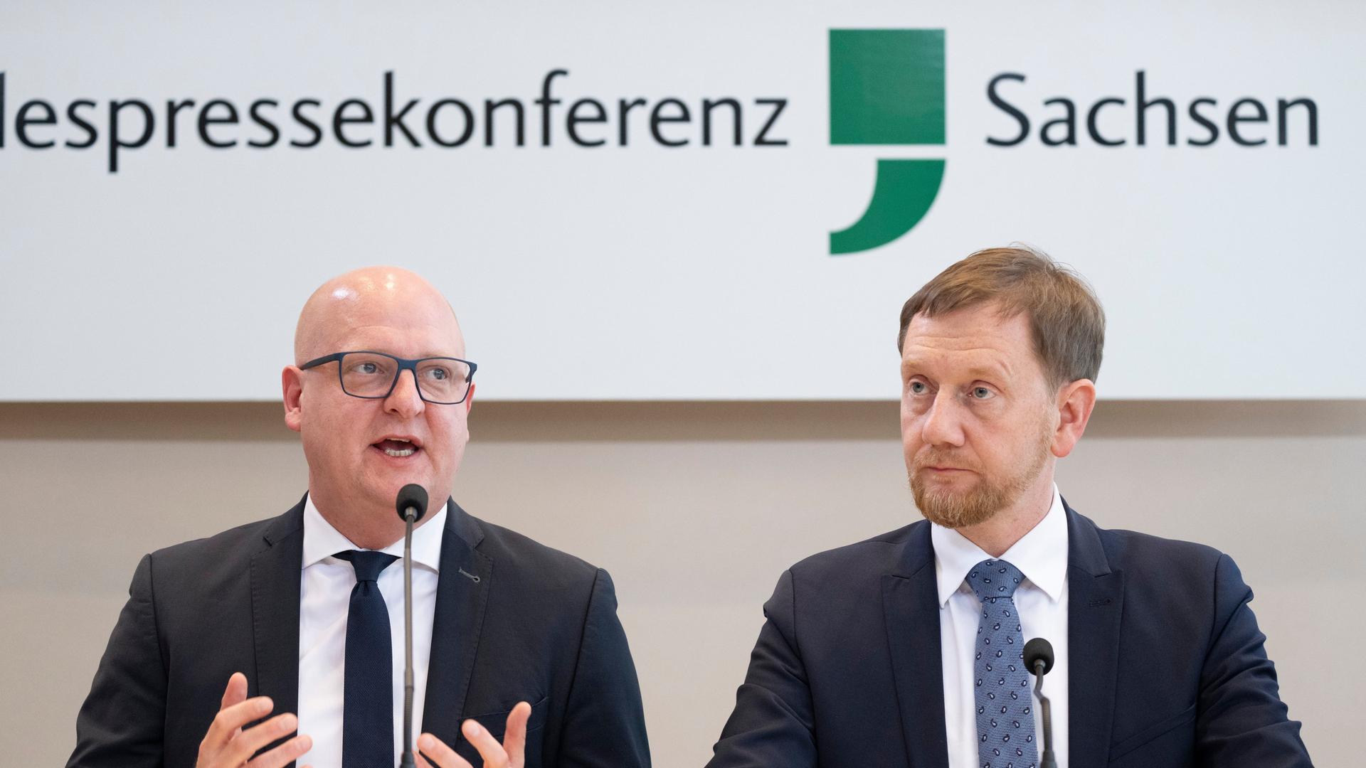 Dresden: Henning Homann (l), Co-Vorsitzender der SPD in Sachsen, und Michael Kretschmer (CDU), Ministerpräsident von Sachsen, nehmen an einer Pressekonferenz im Landtag teil.